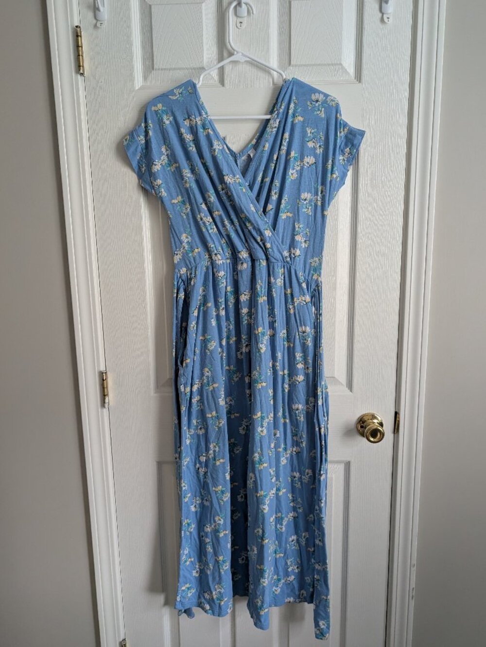 Latched Mama - Momper - Blue Floral
